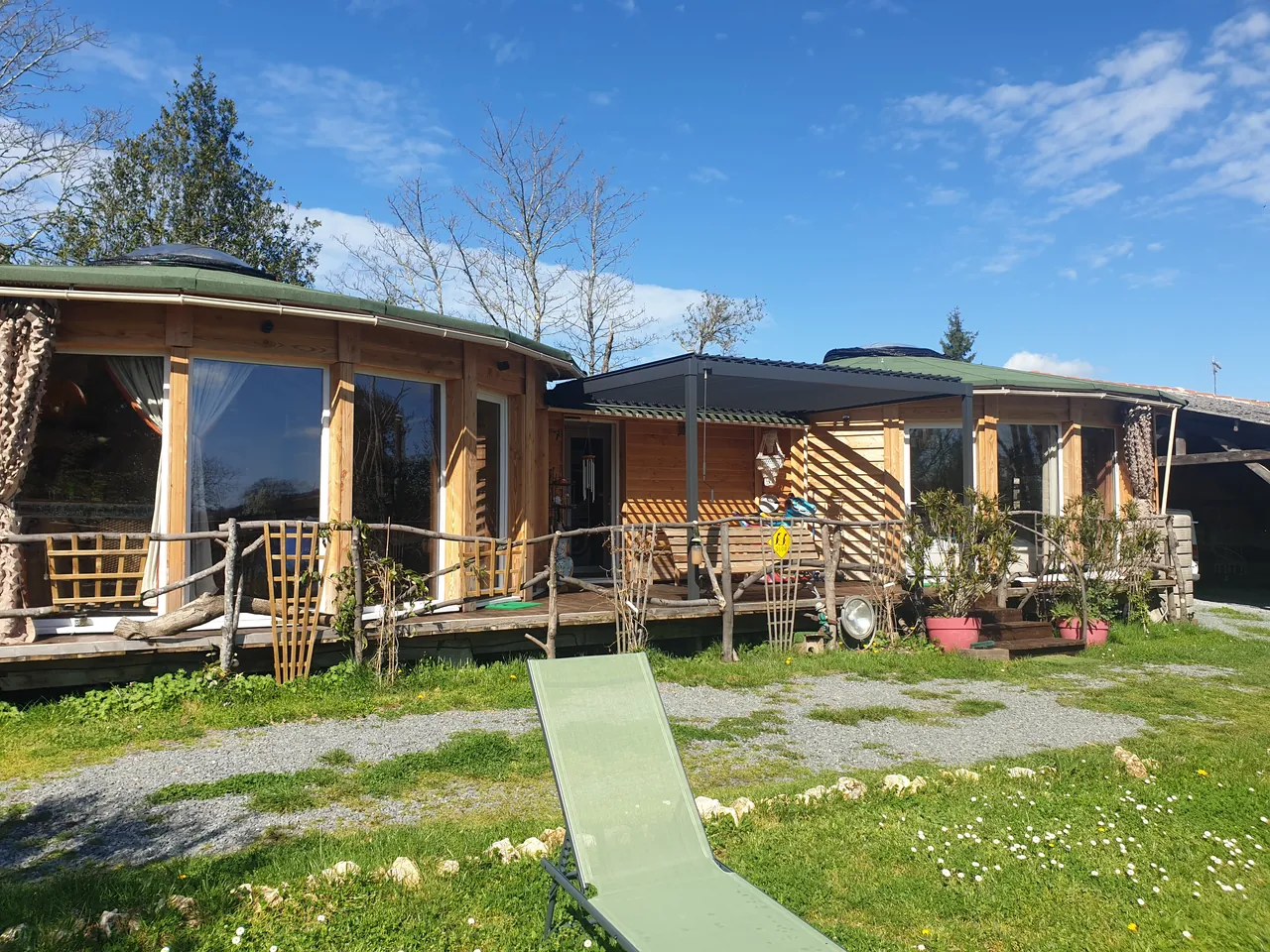 Maison ronde en bois et sa terrasse, côté jardin