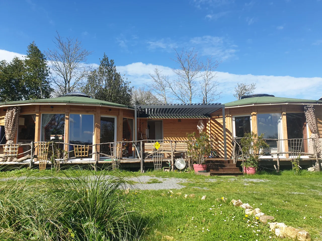 Maison ronde en bois construite, vue depuis le jardin